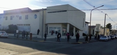 Gran número de personas esperando ser atendidas en el área de Covid