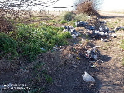 El municipio pidió que no tiren basura en los caminos vecinales