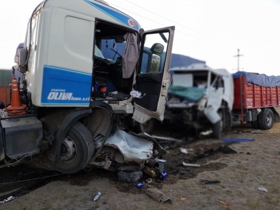 ESPECTACULAR ACCIDENTE ENTRE 3 CAMIONES Y UN AUTO