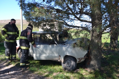 UN AUTO SE INCRUSTO CONTRA UN ARBOL EN LA BAJADA DEL CALVARIO