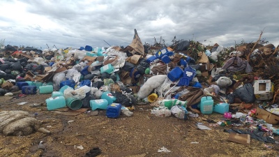 Cientos de bidones de herbicidas a cielo abierto en el basurero de Pigüé