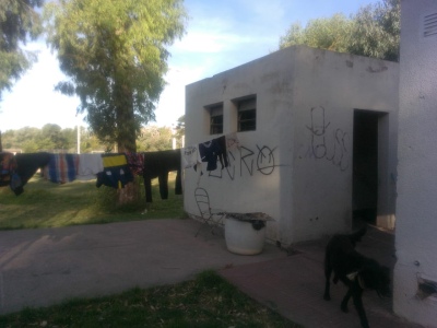 Una familia en situación de calle vive en carpa en el parque municipal.