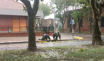 Varias salidas de bomberos por canaletas tapadas