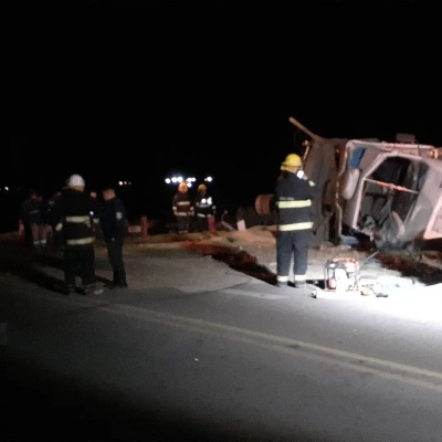 Dieron a conocer la identidad del camionero que volcó al esquivar un tren