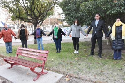 "Ni una menos": Abrazo al banco rojo