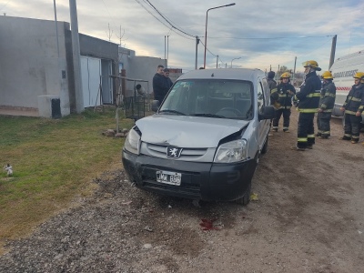 Una mujer se descompensó y chocó con su vehículo