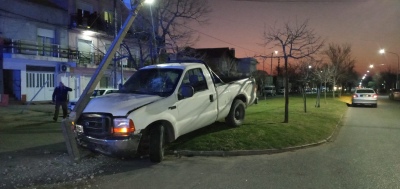 CHOCÓ CONTRA UN PALO DE LUZ EN AV. CASEY Y LINIERS