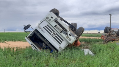 Un camionero falleció al volcar entre Dufaur y Tornquist