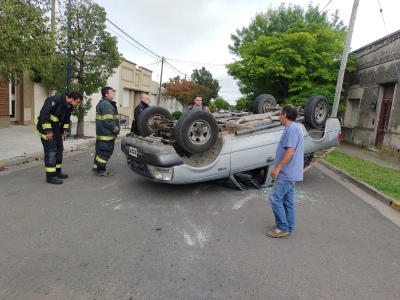 CHOQUE Y VUELCO EN CABANETTES Y RIVADAVIA