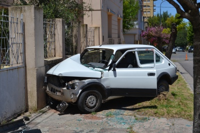 SE DESMAYÓ Y CHOCÓ CONTRA UNA VIVIENDA