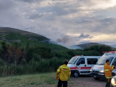 Combaten las llamas en el cerro ventana