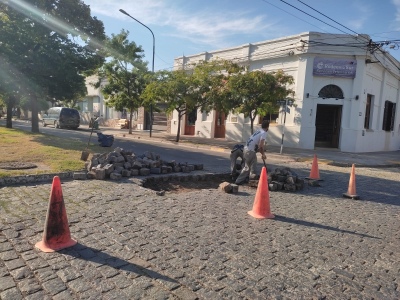 Trabajos de bacheo en el adoquinado