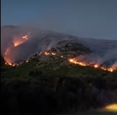 Suman bomberos y un avión hidrante para combatir el fuego en el abra de la ventana