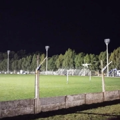 CLUB SARMIENTO AVANZA CON LA OBRA DE LUMINARIAS EN SU ESTADIO