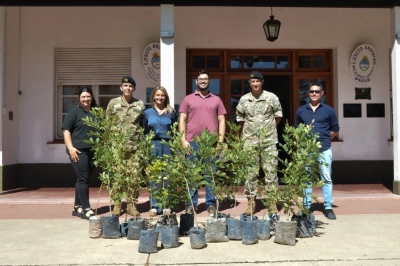 Autoridades Municipales entregaron arboles a la Guarnición Militar