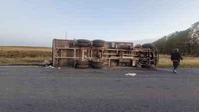 Chocaron dos camiones y otro volcó en rutas cercanas a Bahía