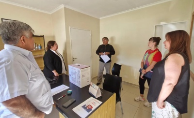 Textiles Pigüé entregó una máquina de coser al taller del Hospital Municipal