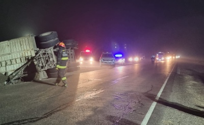 Vuelco de un acoplado en la Ruta 33 entre Guaminí y Espartillar