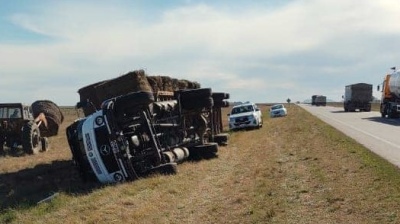 Un camión volcó en la tarde de hoy en el km 109 de Ruta Nacional Nº 33