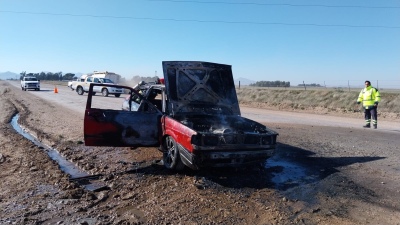 Se incendió un vehículo Volkswagen Gol camino a Chasicó, en cercanías del acceso a Ruta 33