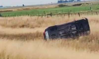 Una camioneta volcó tras rozar un camión en la Ruta 33, km 121